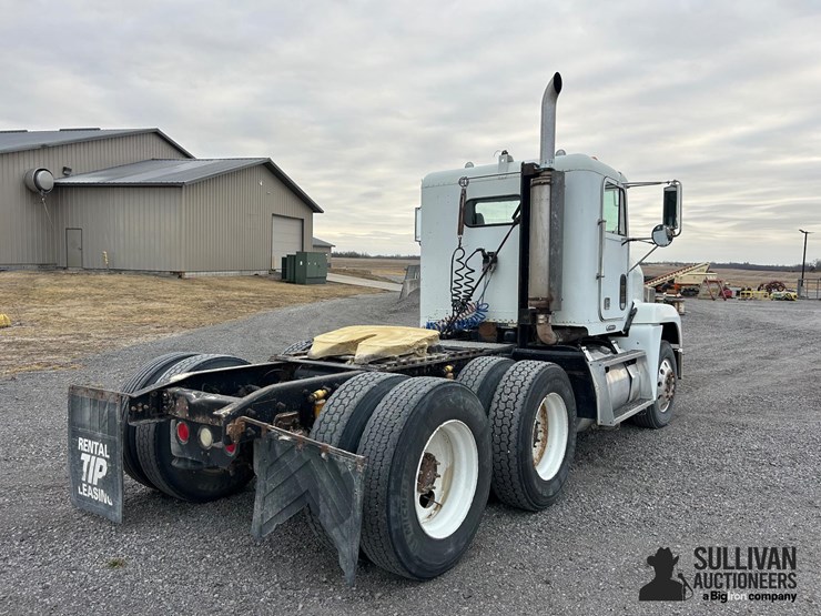 1999-freightliner-fld120-image-5