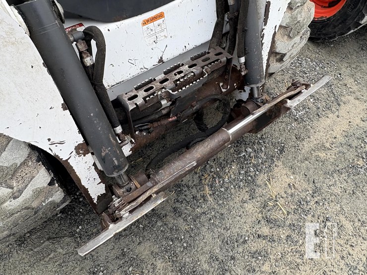 2014-bobcat-s590-image-12