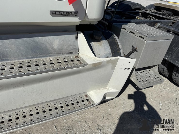 2015-freightliner-cascadia-113-image-17