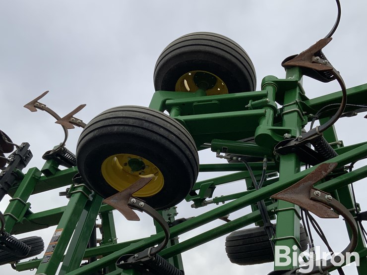 2019-john-deere-33-image-20