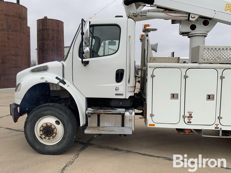 2010-freightliner-m2-106-image-11