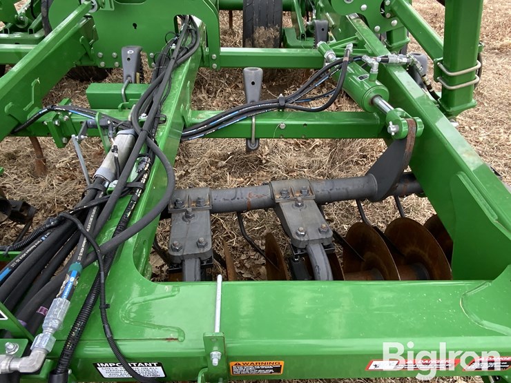 2019-john-deere-33-image-12