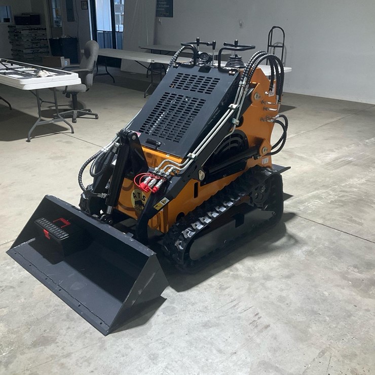 #1000 • New Land Hero LDH-T460 Mini Track Skid Steer Loader
