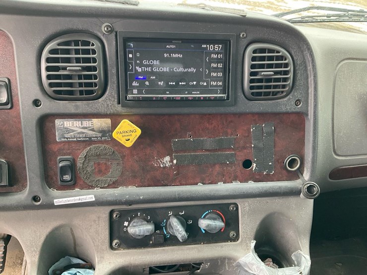 2005-freightliner-m2-106-image-89