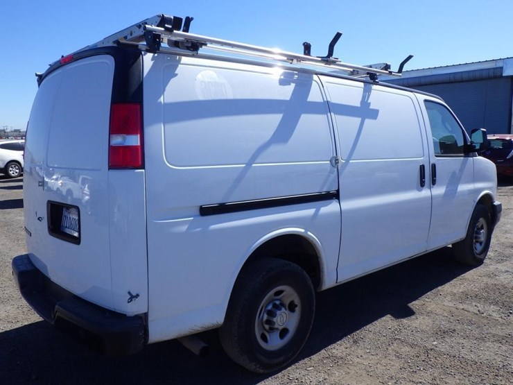 2018-chevrolet-express-2500-image-3