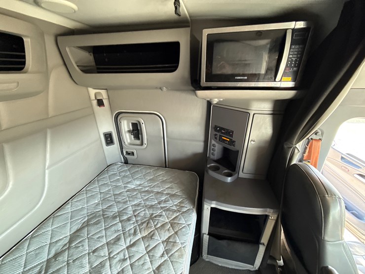 peterbilt-579-image-45