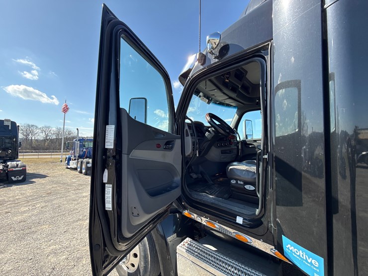 peterbilt-579-image-32