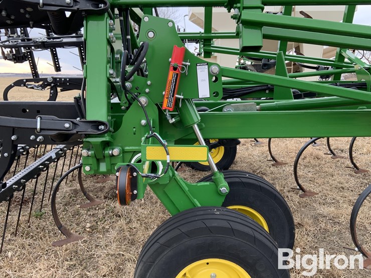 2019-john-deere-2330-image-19