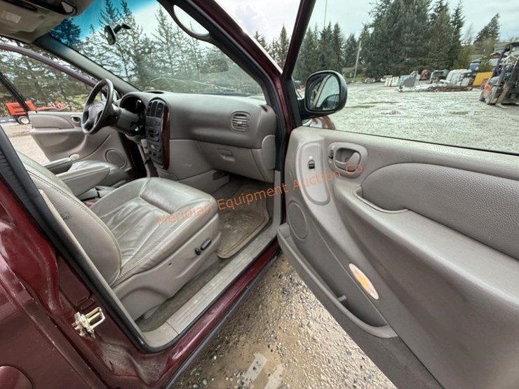 2002-chrysler-town-&-country-image-28