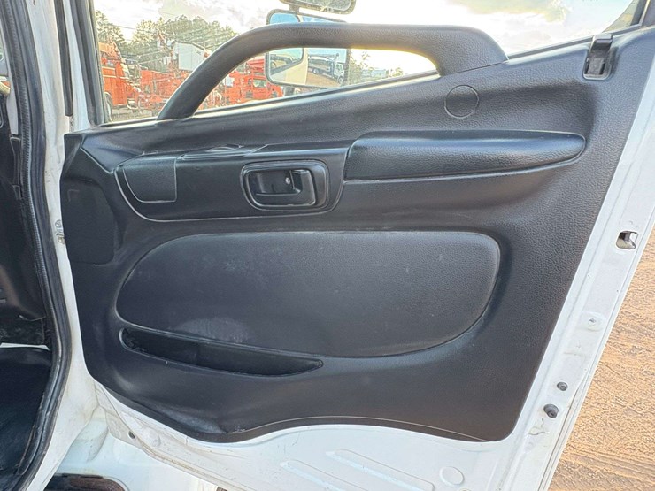 2018-hino-268a-image-19