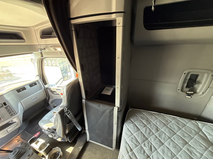 peterbilt-579-image-47