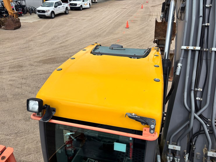 2022-volvo-ec220el-image-34