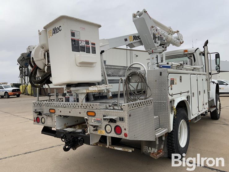 2010-freightliner-m2-106-image-19