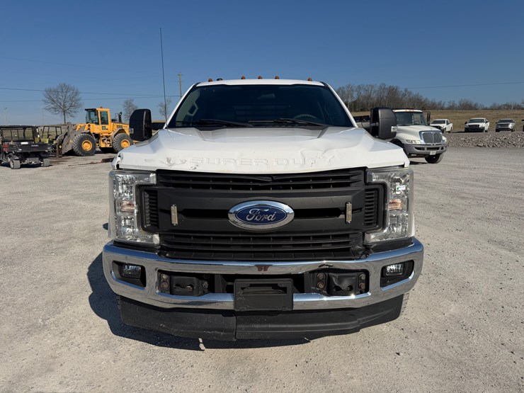ford-f350-xl-image-2
