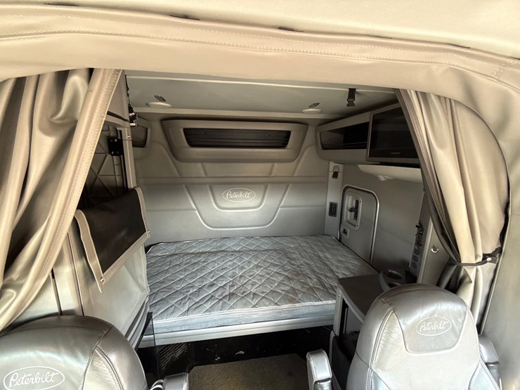 peterbilt-579-image-42