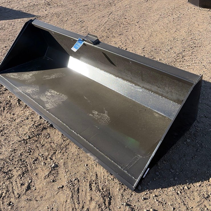 QT Bucket with Blade