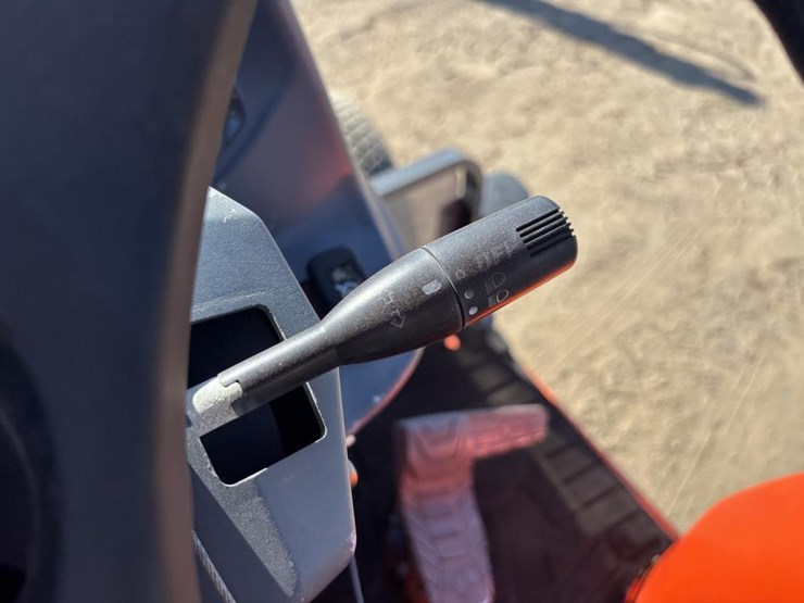 2017-kubota-l4760d-image-23