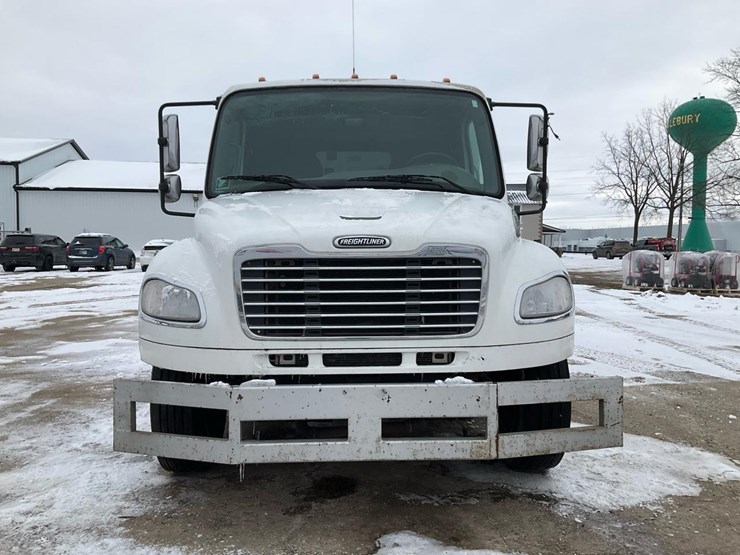 2005-freightliner-m2-106-image-8