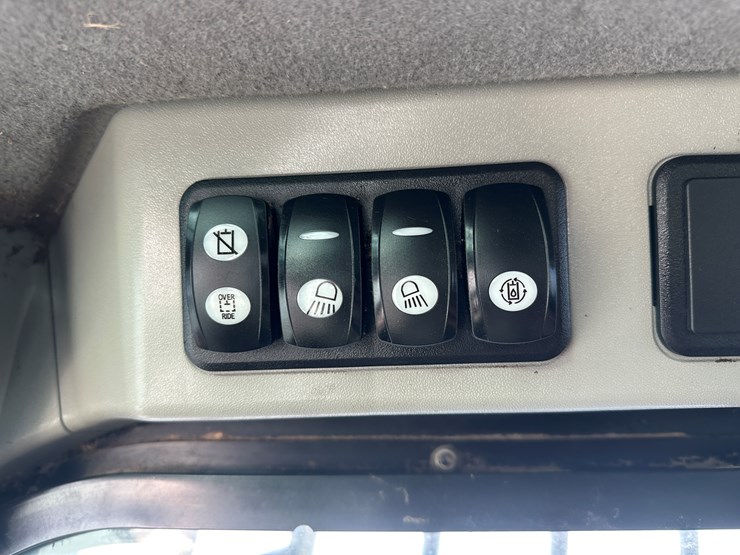 2018-caterpillar-236d-image-34