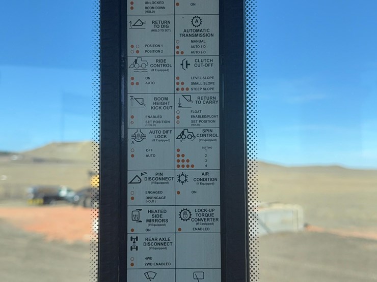 2011-deere-524k-image-35
