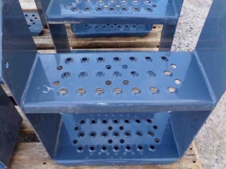 3--metal-steps,-14½-"-wide-6"-deep,-19"-tall-image-1