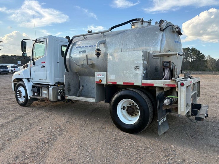 2018-hino-268a-image-2