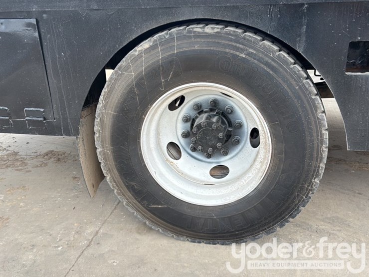 2009-ford-750-image-16