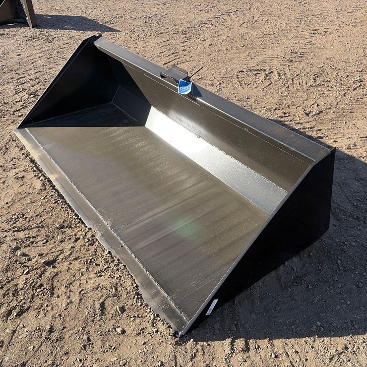 Bucket With Single Blade