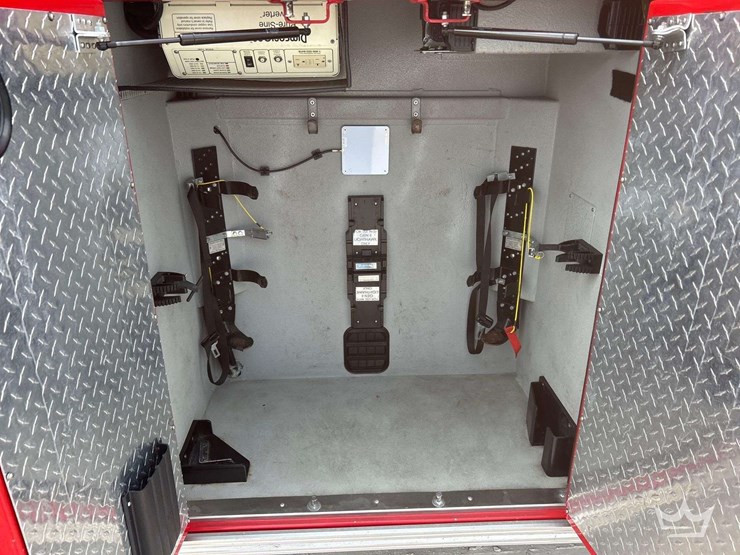 2016-freightliner-m2-106-image-23