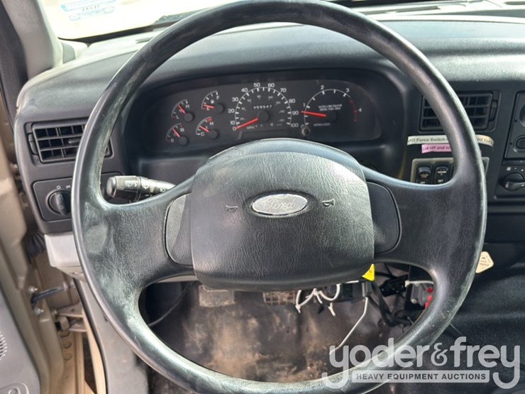 2009-ford-750-image-56