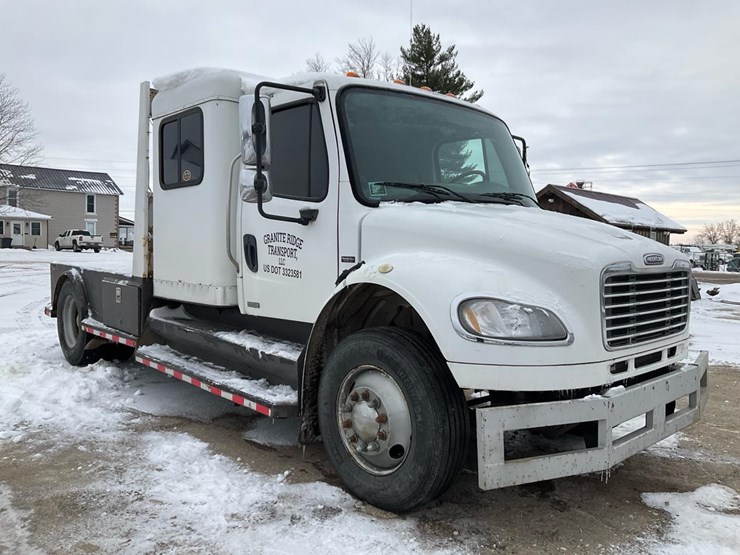 2005-freightliner-m2-106-image-7