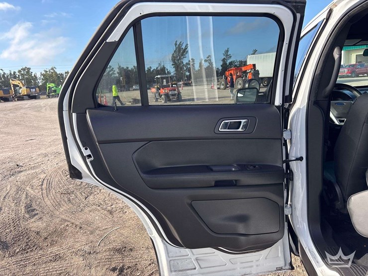 2015-ford-explorer-image-18