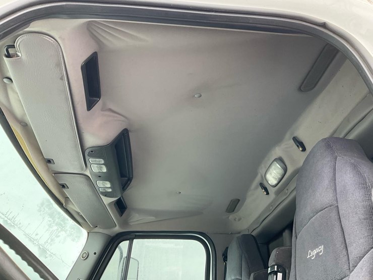 2005-freightliner-m2-106-image-95