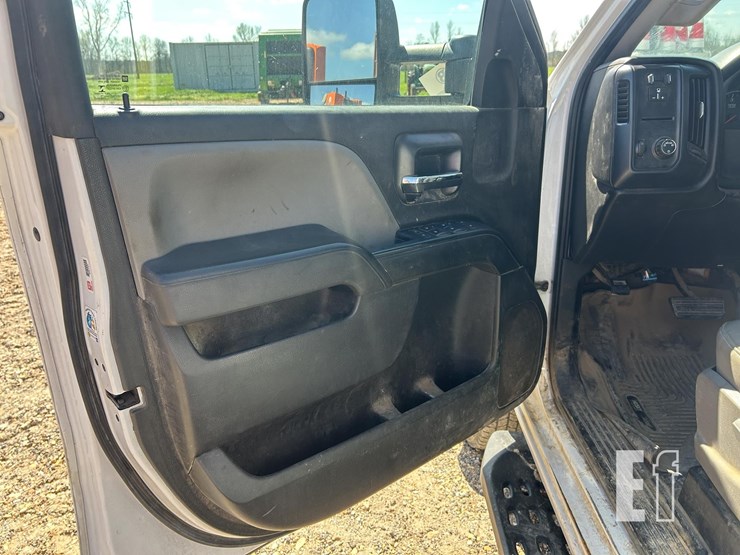 2016-chevrolet-3500-image-9