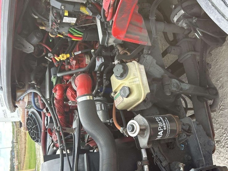 2016-freightliner-m2-106-image-7