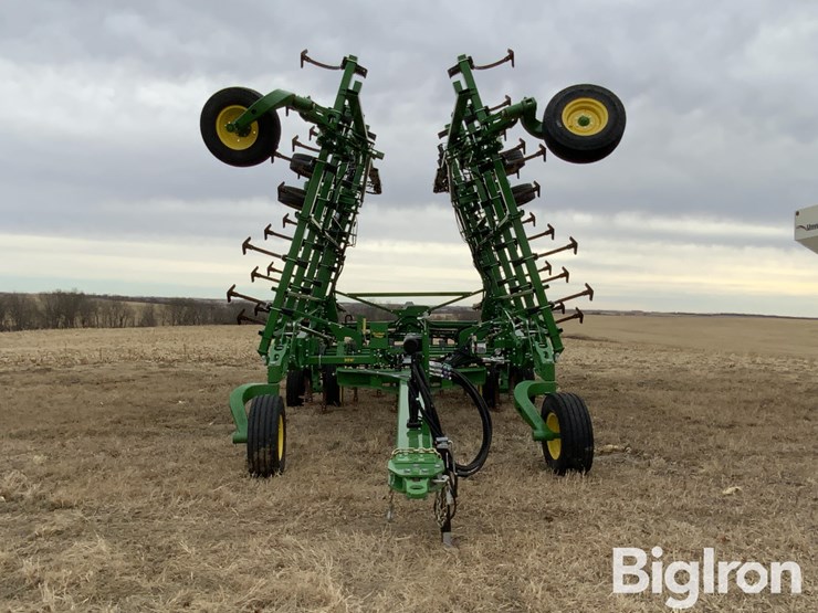 2019-john-deere-2330-image-2