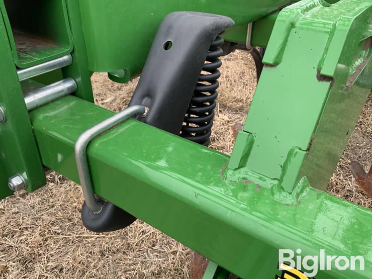 2019-john-deere-2330-image-12