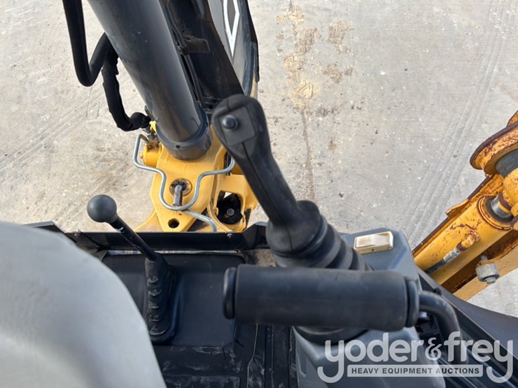 2019-deere-310l-image-43