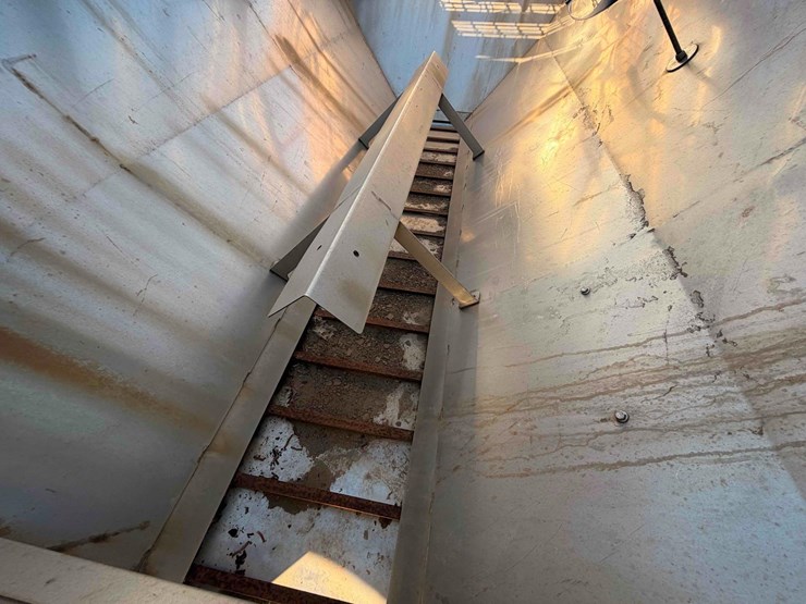 western-striker-pickup-box-salt-spreader-image-8