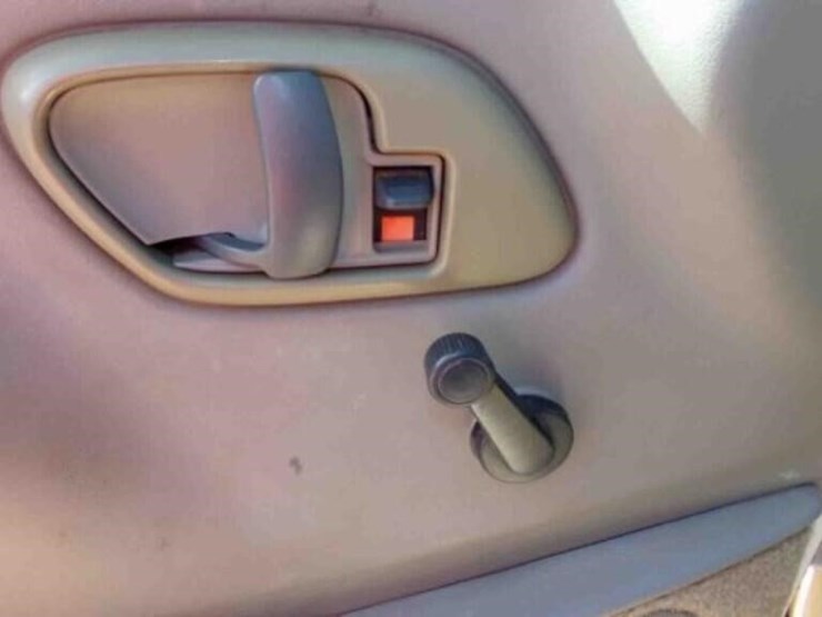 2002-chevrolet-3500-image-15