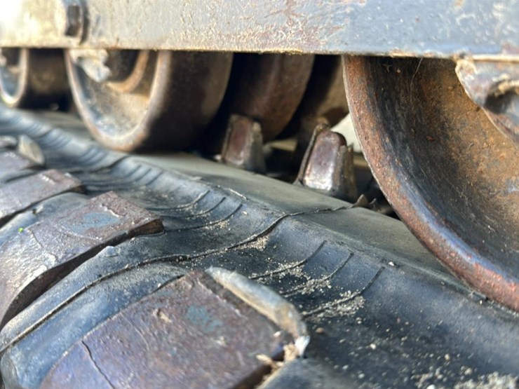 2011-new-holland-c238-image-17