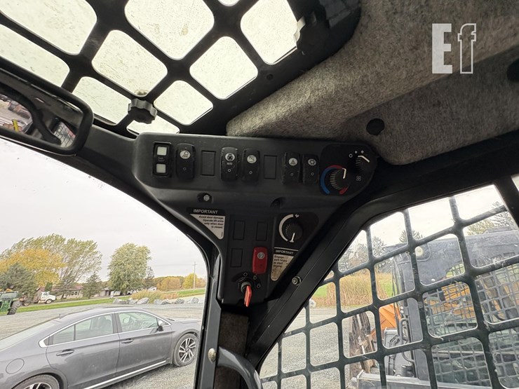 2015-deere-326e-image-14