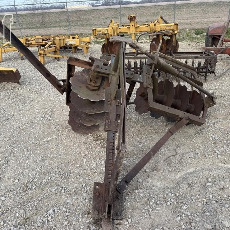 ANTIQUE JOHN DEERE LEVEE PLOW