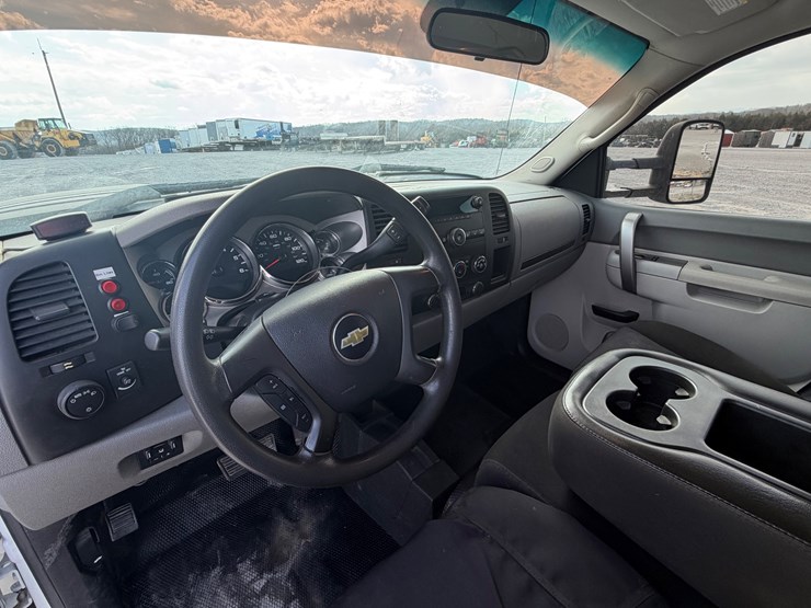 2014-chevrolet-3500-image-18