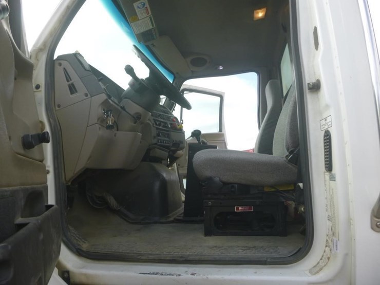 2008-sterling-lt9500-image-13