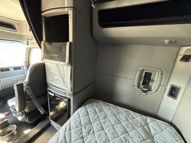 peterbilt-579-image-44