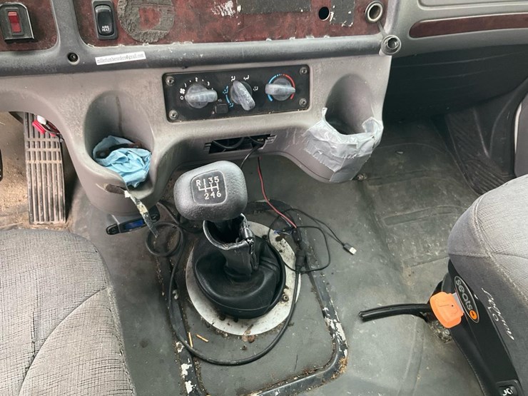 2005-freightliner-m2-106-image-90