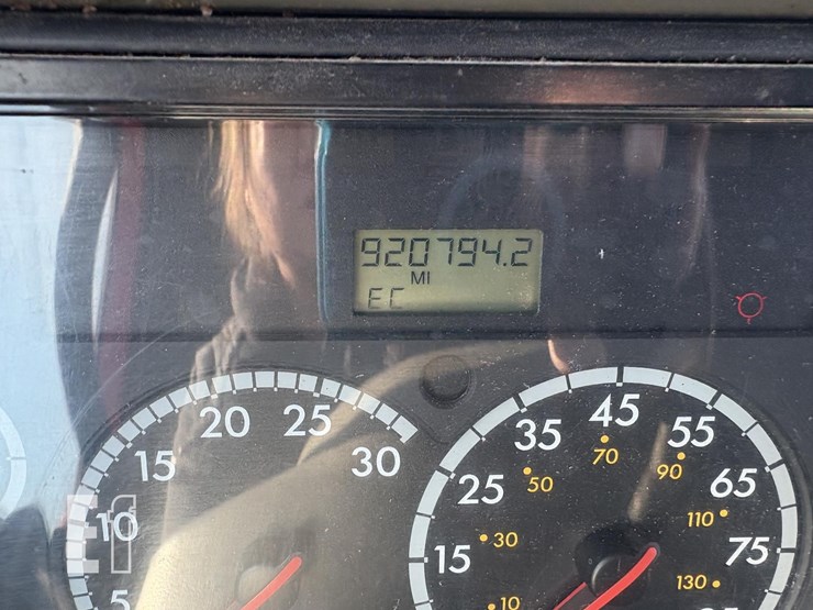 2004-freightliner-columbia-112-image-31