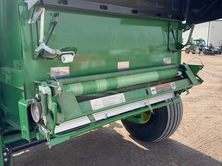 2020-john-deere-560m-image-18