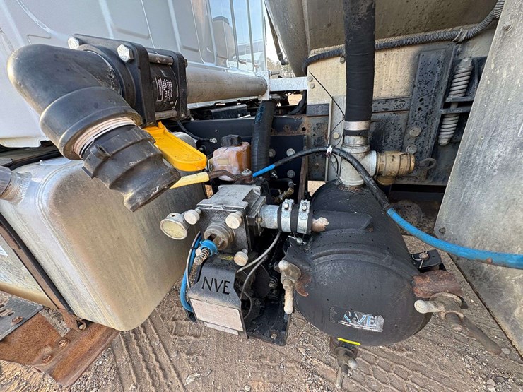 2018-hino-268a-image-24